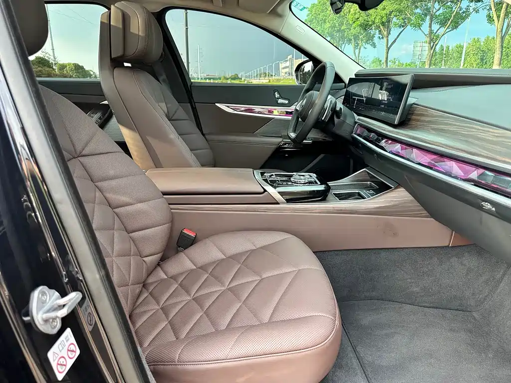 BMW 7 Series — миниатюра 13