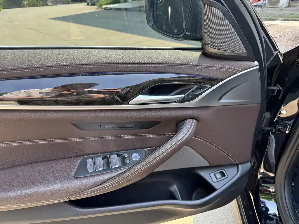 BMW 5 Series — миниатюра 7