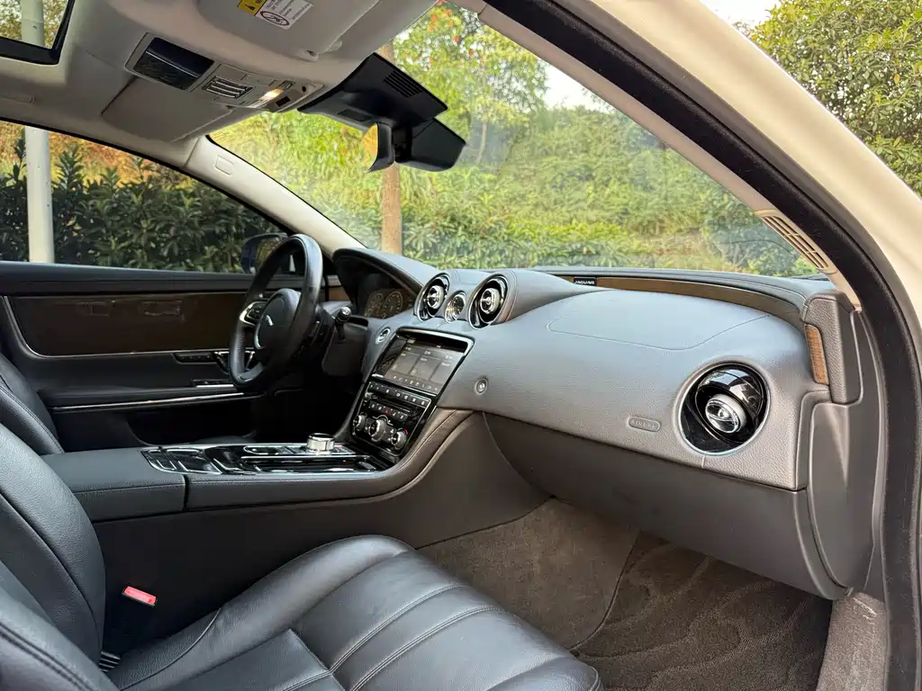 Jaguar XJ — миниатюра 7