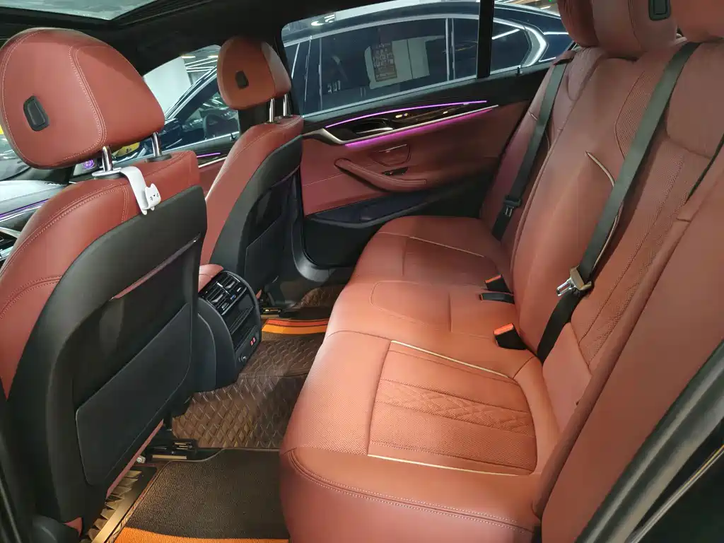 BMW 5 Series — миниатюра 9