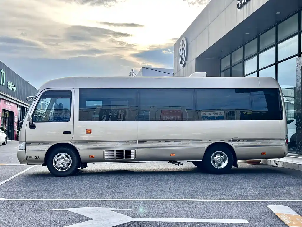 Toyota Coaster — миниатюра 18
