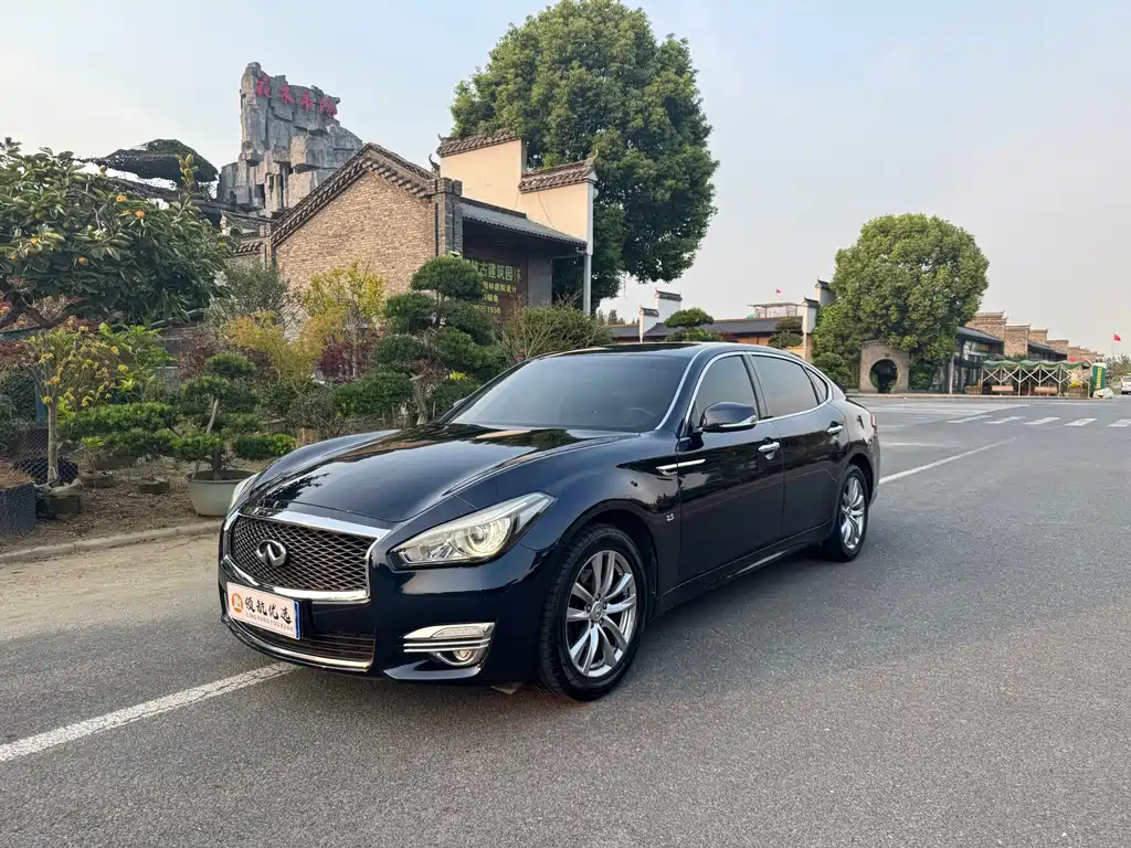 Infiniti Q70