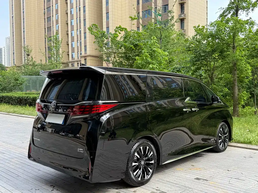 Toyota Alphard — миниатюра 8