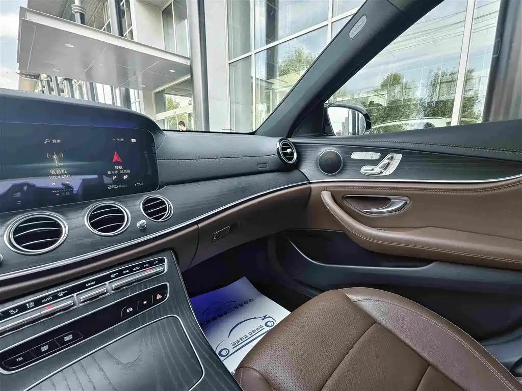 Mercedes-Benz E-Class — миниатюра 13