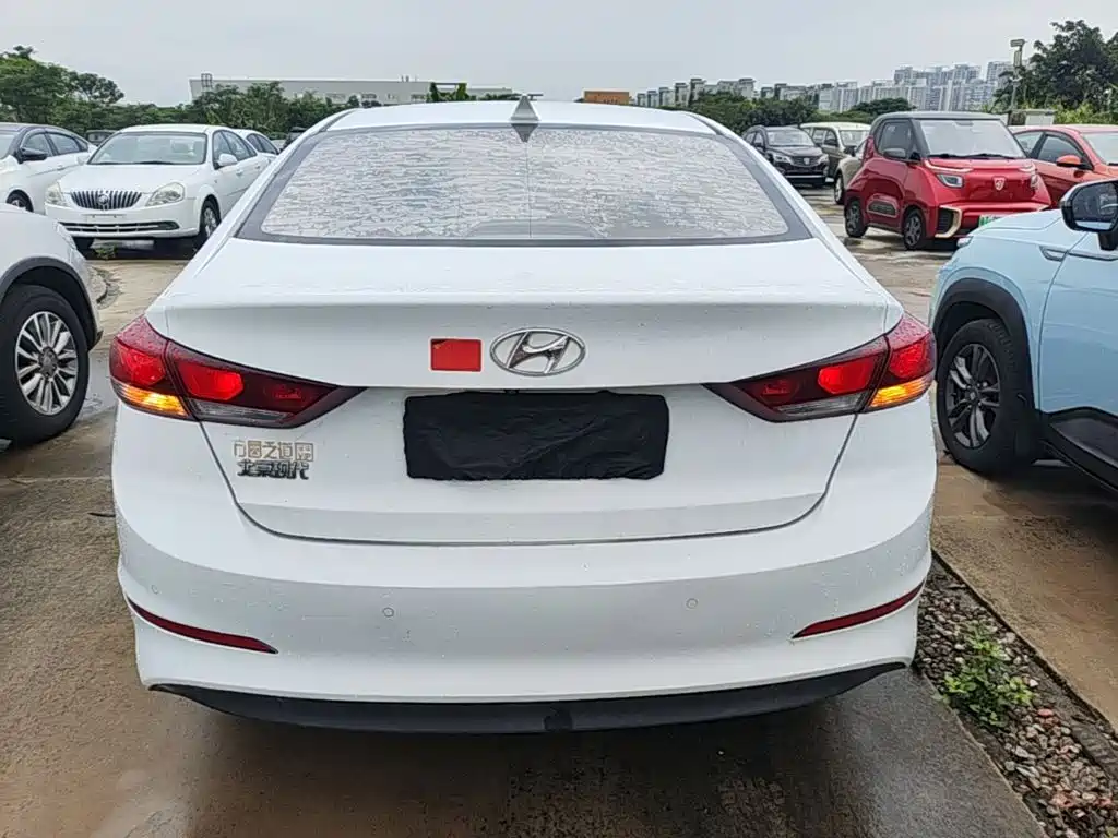 Hyundai Elantra — миниатюра 6
