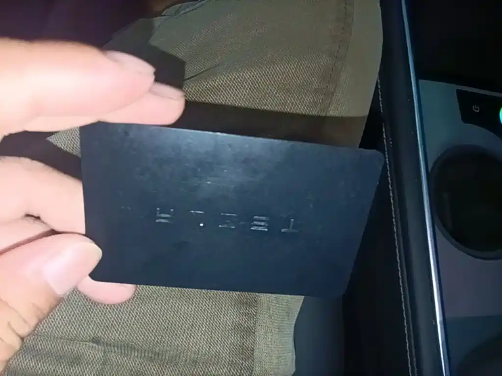 Tesla Model Y — миниатюра 9