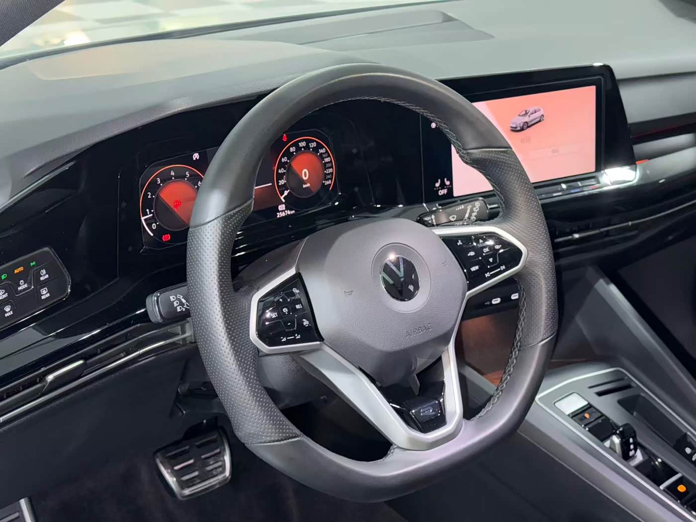 Volkswagen Golf 1.4 л 2022 г. Белый, пробег 25000 км
