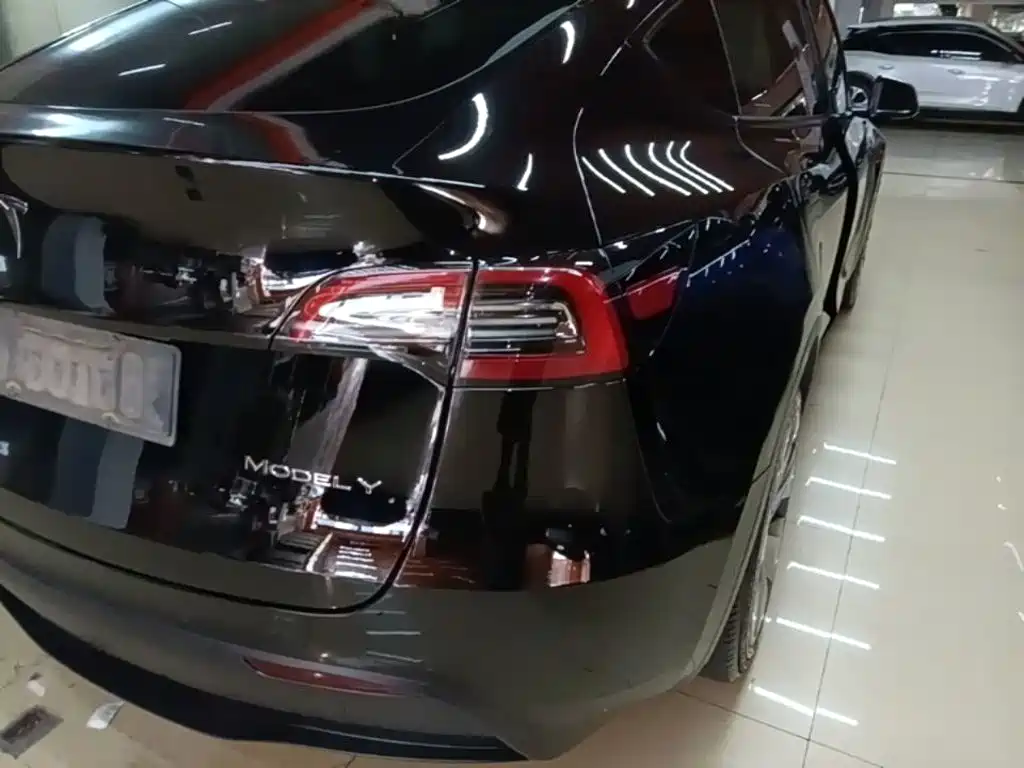 Tesla Model Y — миниатюра 8