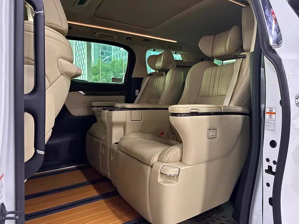 Toyota Alphard — миниатюра 4