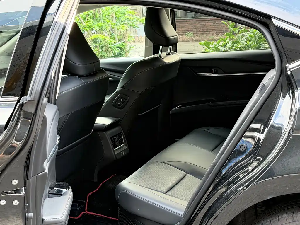 Toyota Camry — миниатюра 8