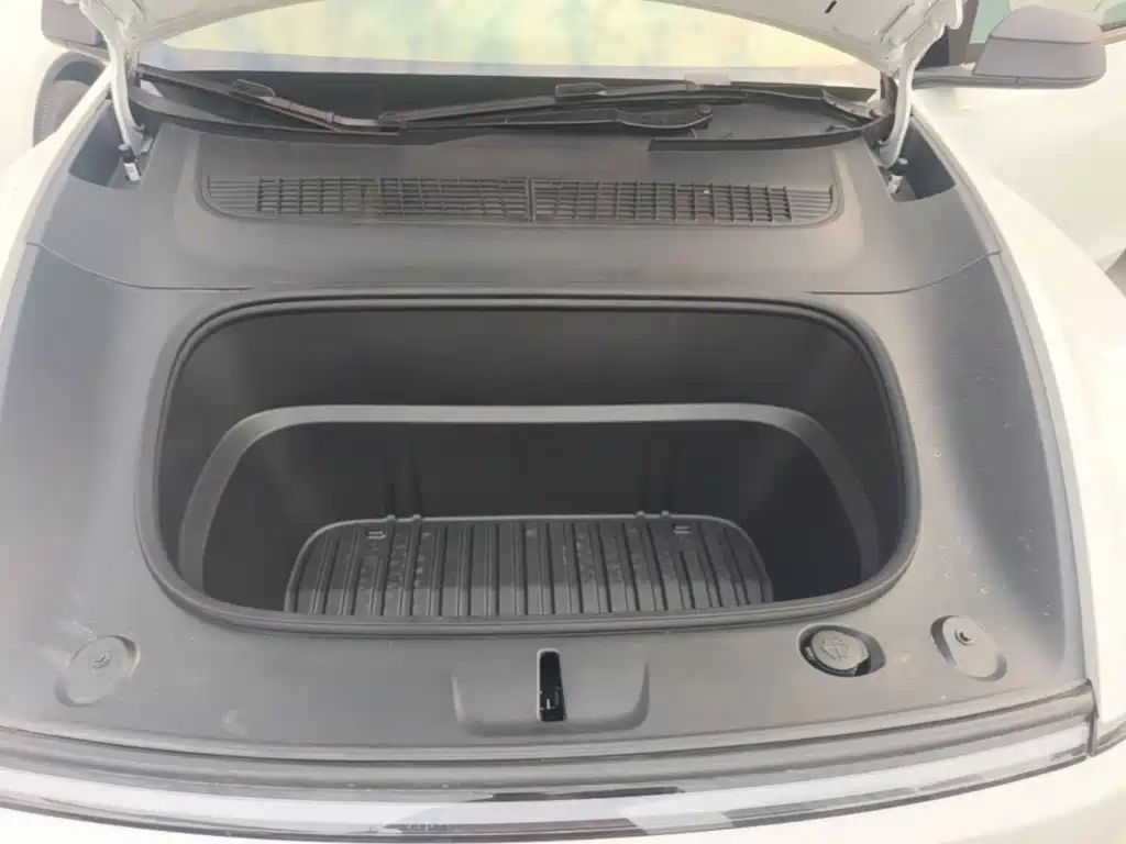 Tesla Model Y — миниатюра 20