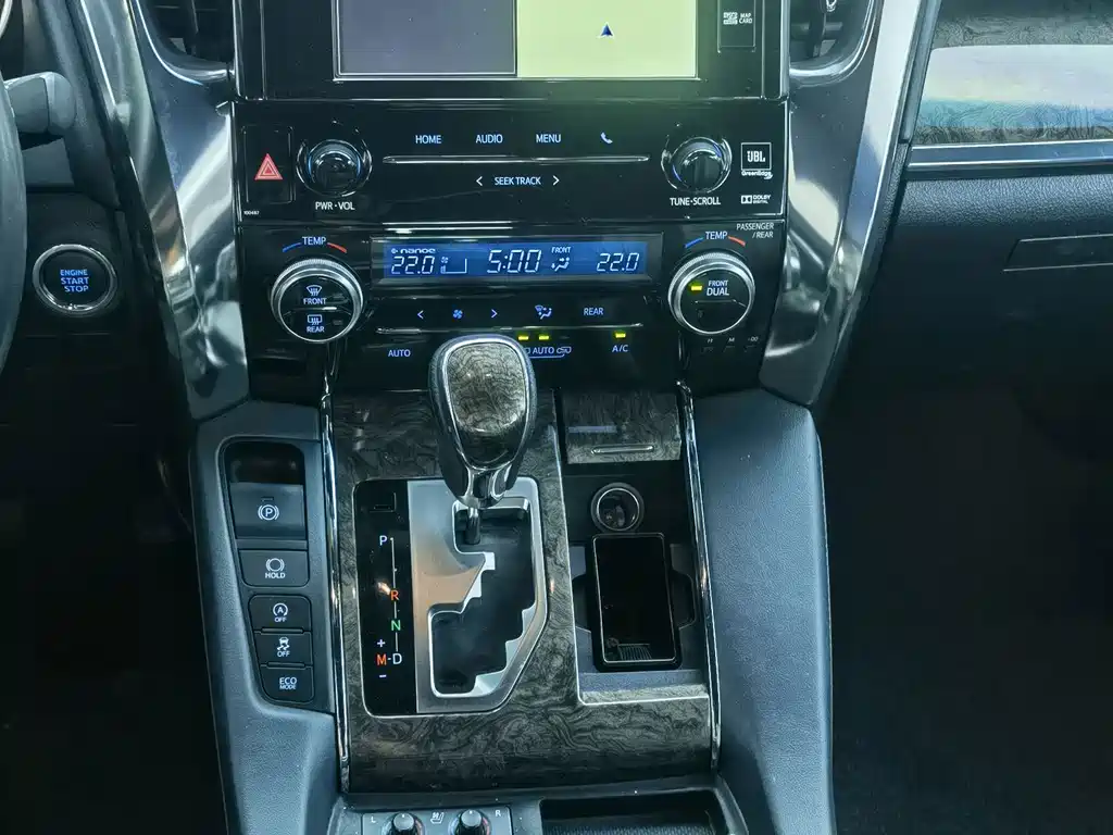 Toyota Alphard — миниатюра 8