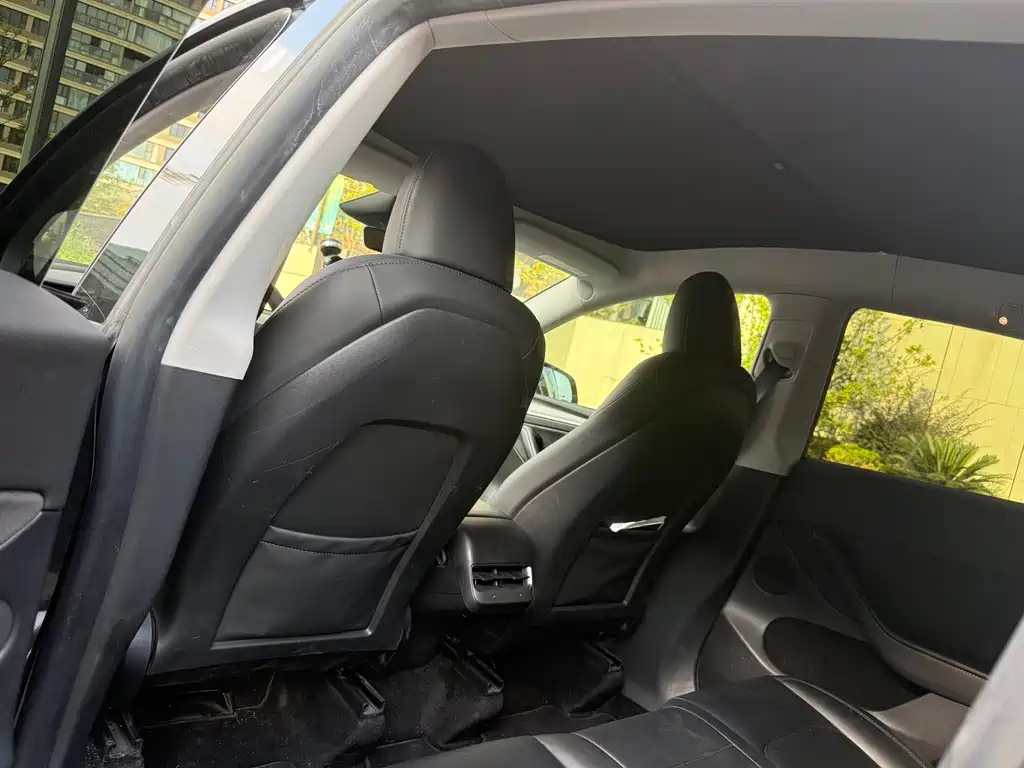 Tesla Model Y — миниатюра 8