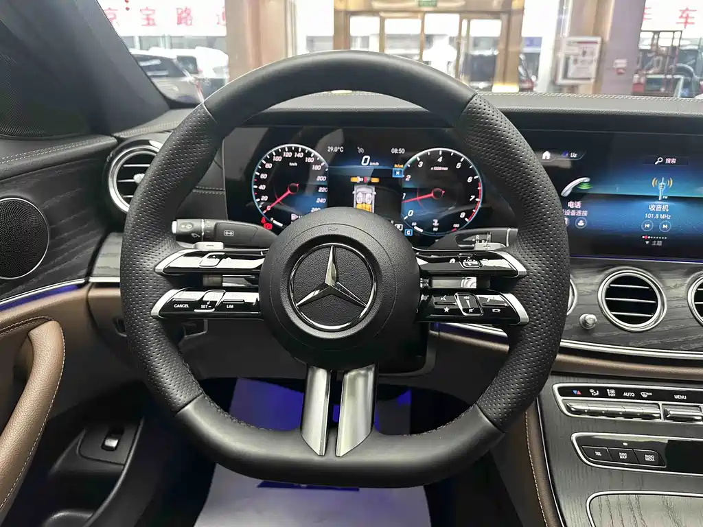 Mercedes-Benz E-Class — миниатюра 10