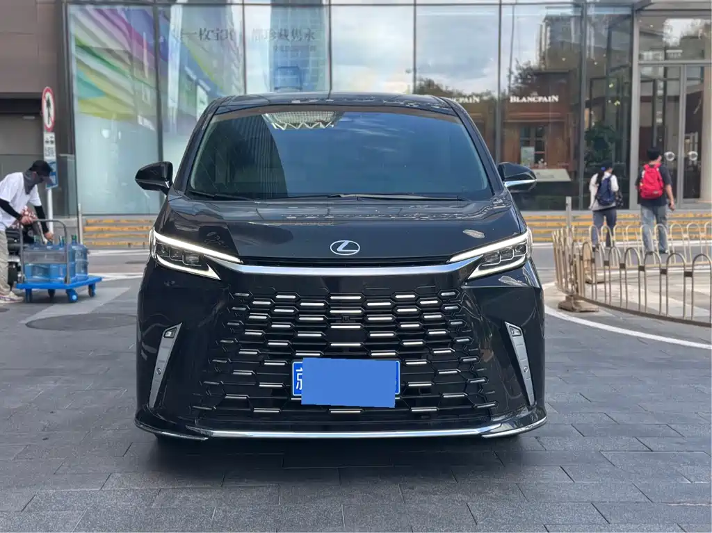 Lexus LM 500h 6-seat Distinguished Edition, фото 2
