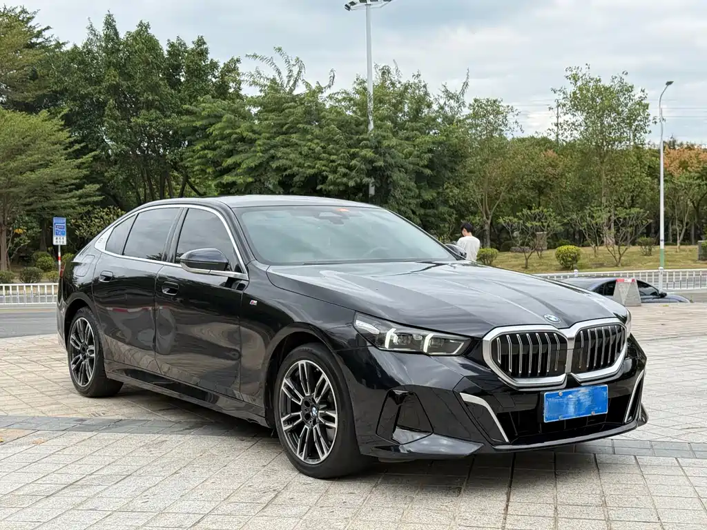 BMW 5 Series — миниатюра 3