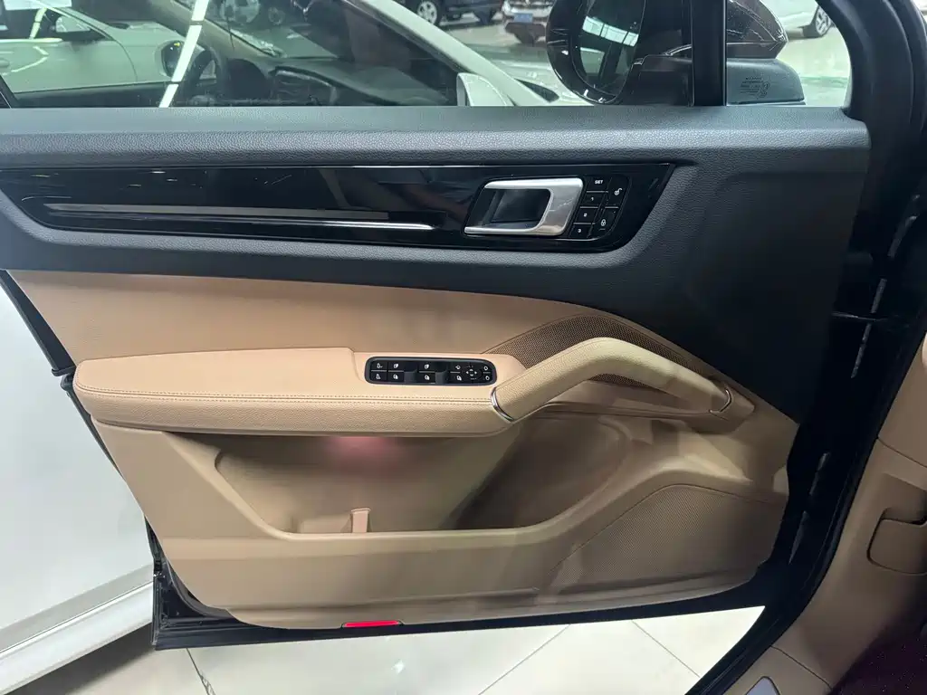 Porsche Cayenne — миниатюра 4