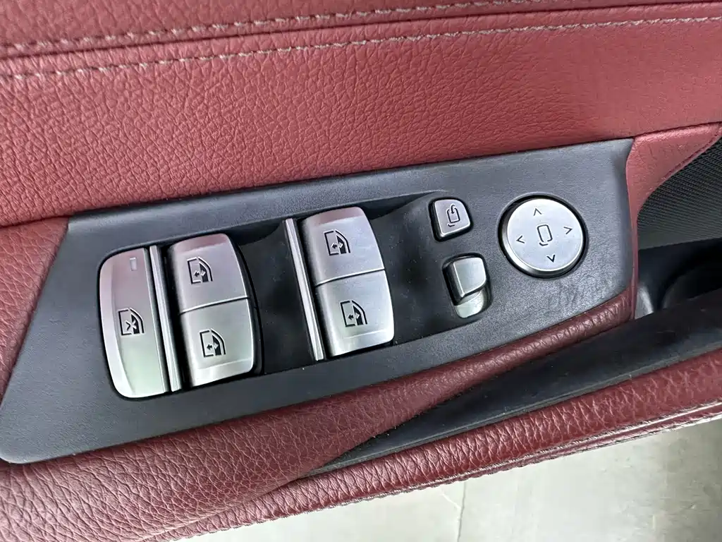 BMW 5 Series — миниатюра 27