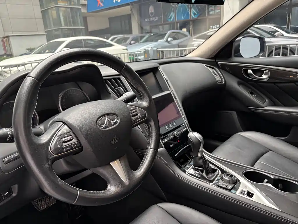 Infiniti Q50L 2015 2.0T Comfort