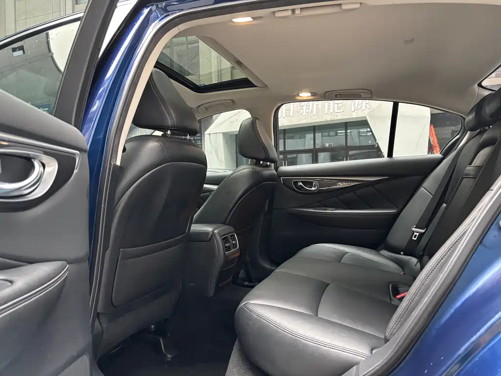 Infiniti Q50L 2015 2.0T Comfort