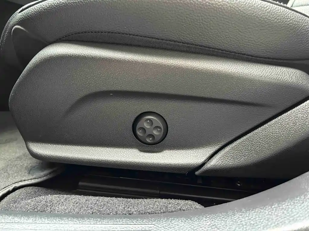 Mercedes-Benz E-Class — миниатюра 11