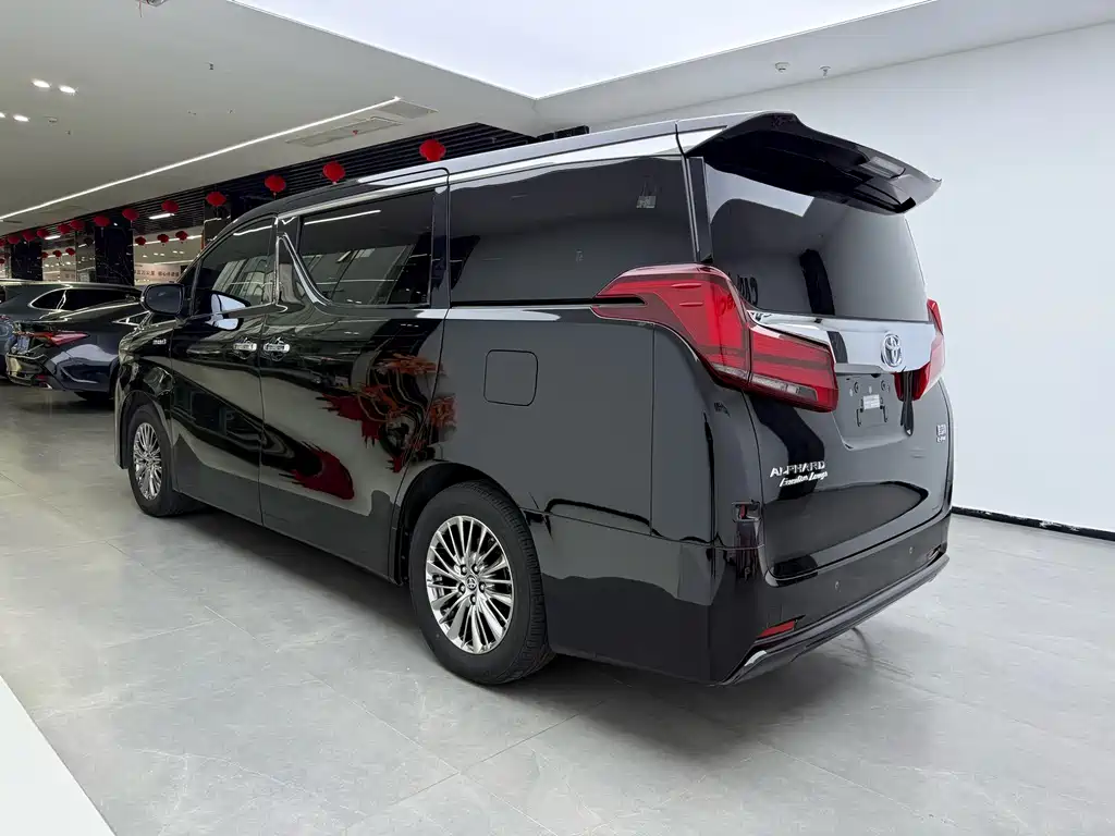 Toyota Alphard — миниатюра 9