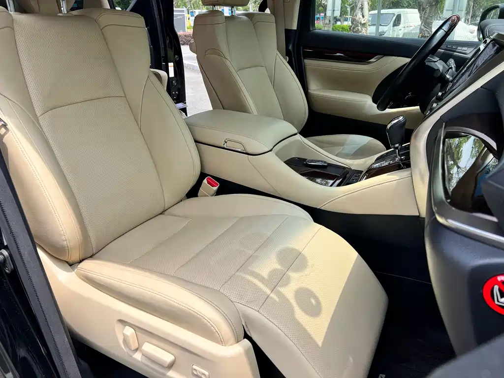 Toyota Alphard — миниатюра 15