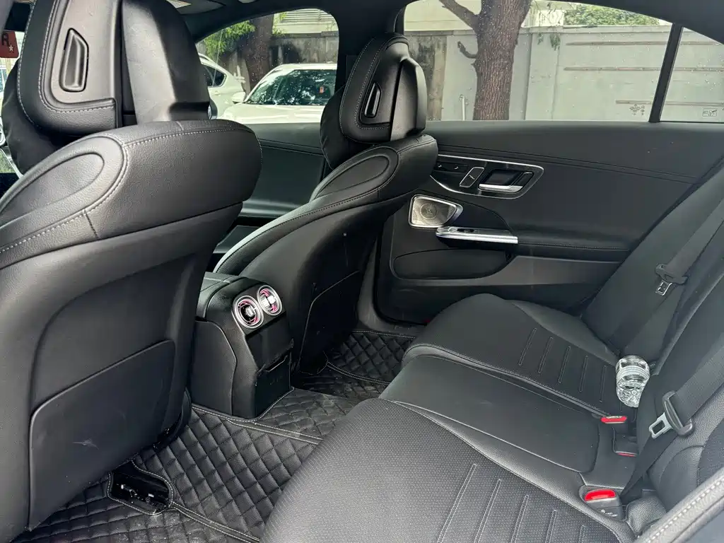 Mercedes-Benz C-Class — миниатюра 6