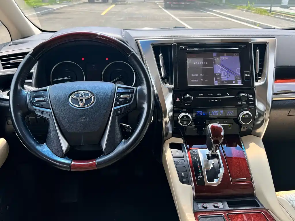 Toyota Alphard — миниатюра 5