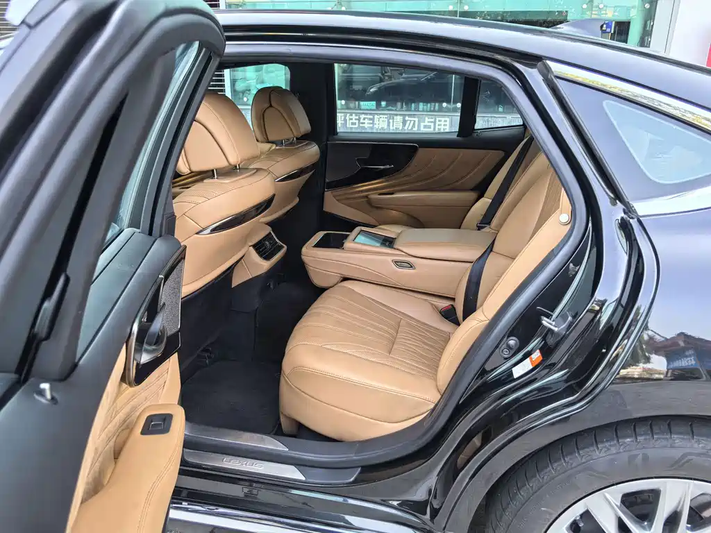 Lexus LS — миниатюра 12