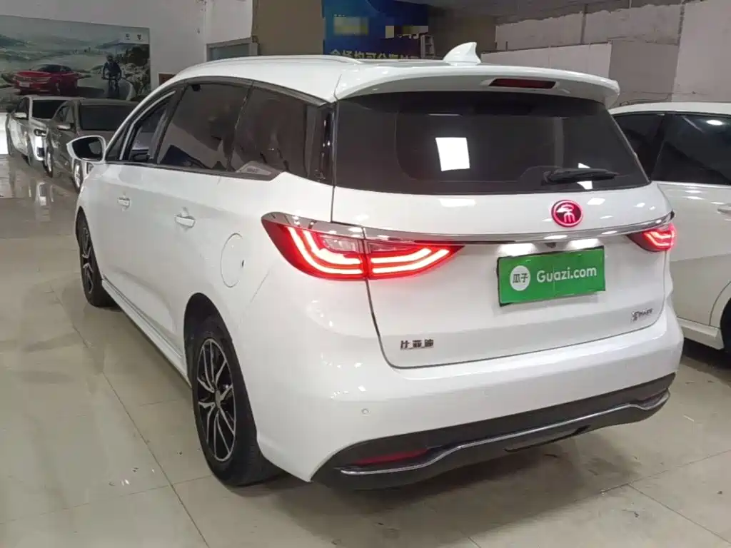 BYD MAX — миниатюра 5