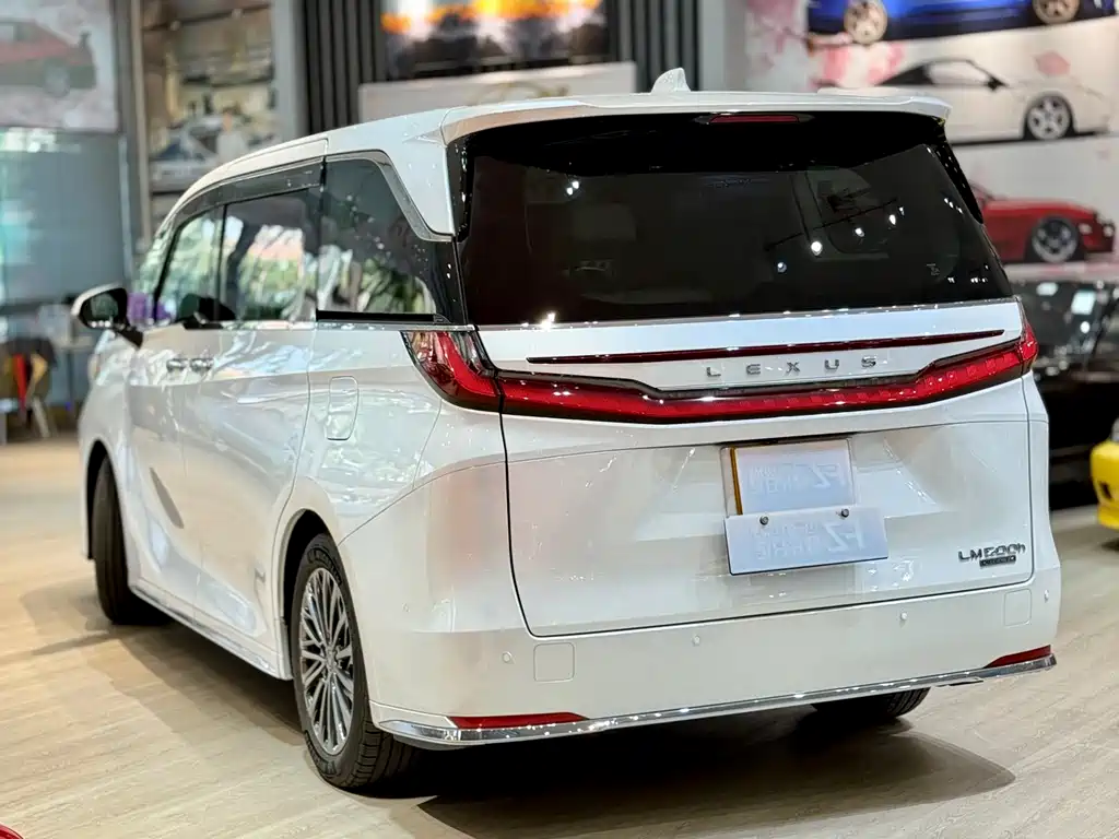 LEXUS LM