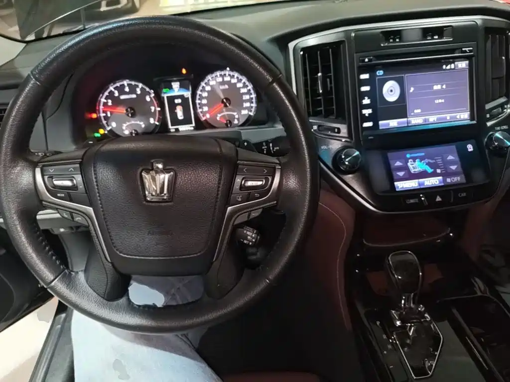 Toyota Crown — миниатюра 10