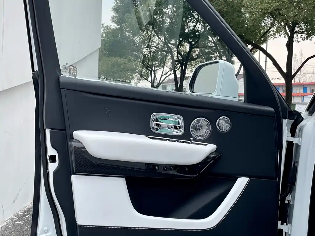 Rolls-Royce Cullinan — миниатюра 11