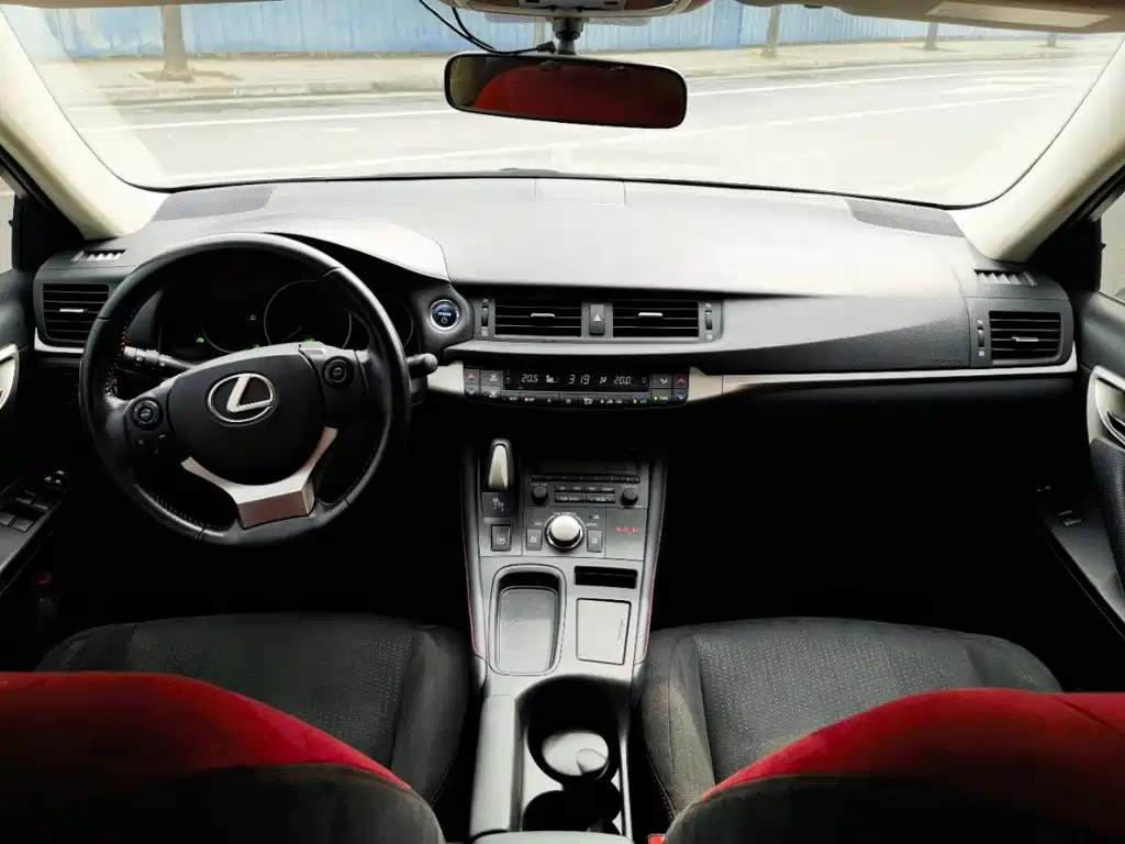 Lexus CT — миниатюра 5