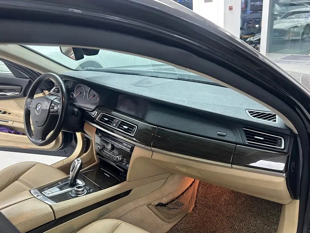 BMW 7 Series — миниатюра 8