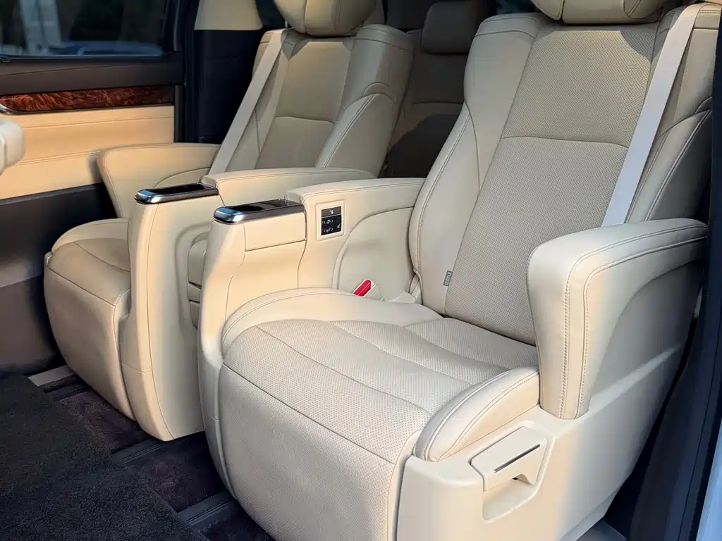 Toyota Alphard — миниатюра 10