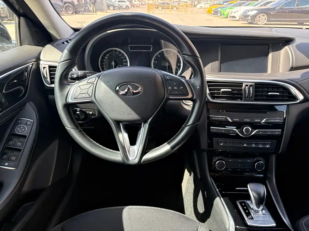INFINITI QX30