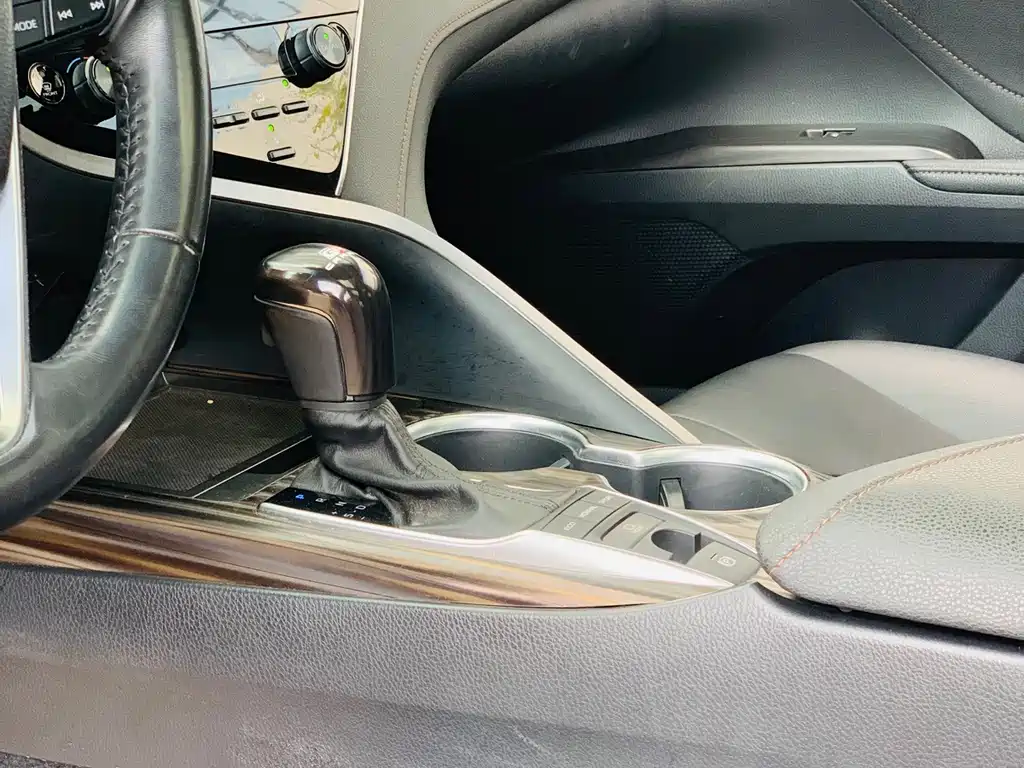 Toyota Camry — миниатюра 12