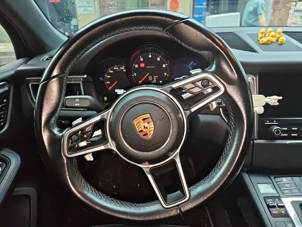 Porsche Macan — миниатюра 3