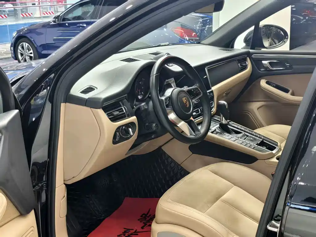 PORSCHE MACAN