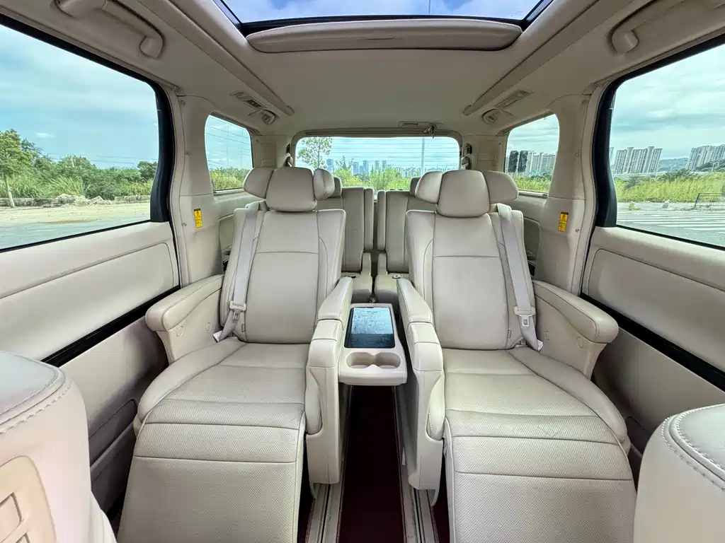 Toyota Alphard — миниатюра 17