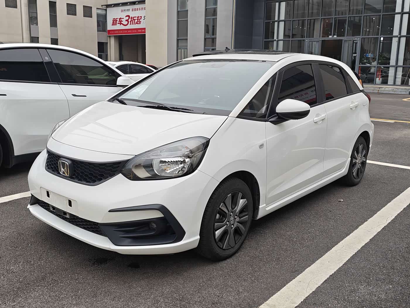 Honda Fit 1.5 л 2021 г. Белый, пробег 47800 км