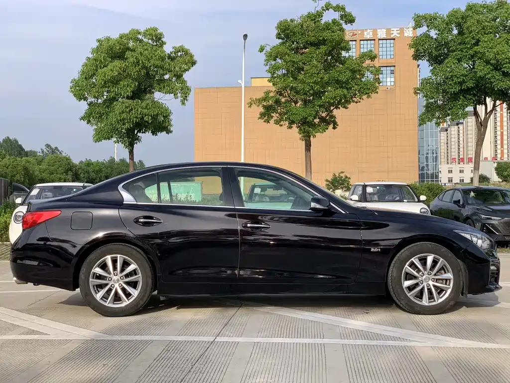 Infiniti Q50 2014 2.0T Luxury