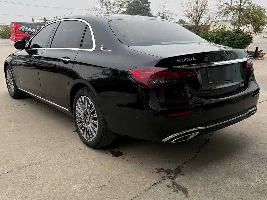 Mercedes-Benz E-Class — миниатюра 9