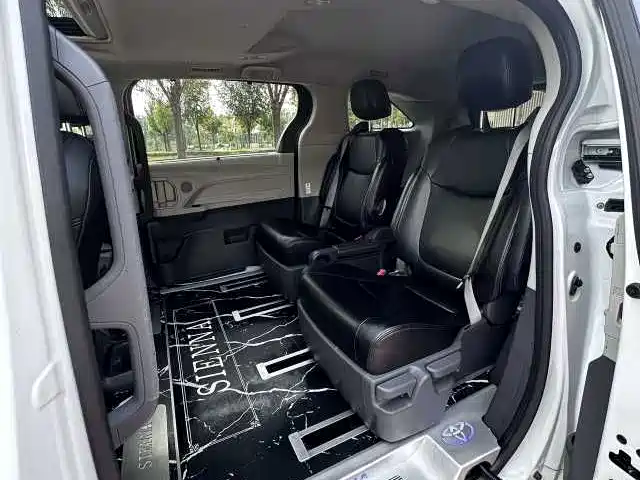 Toyota Sienna — миниатюра 6