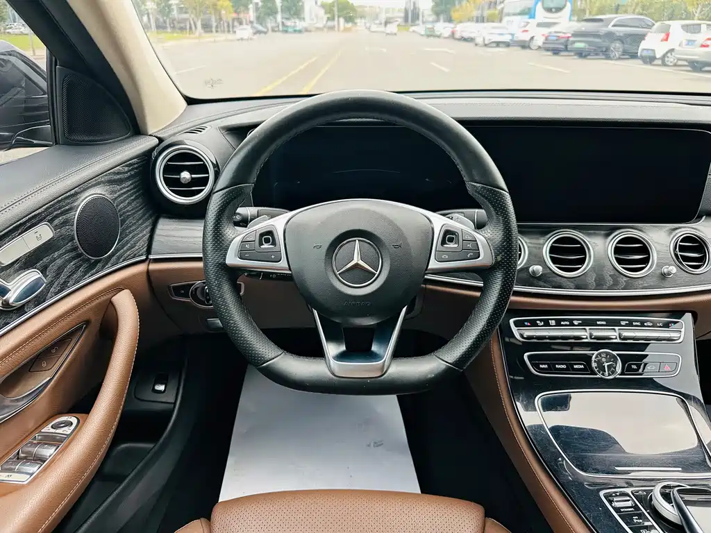 Mercedes-Benz E-Class — миниатюра 9