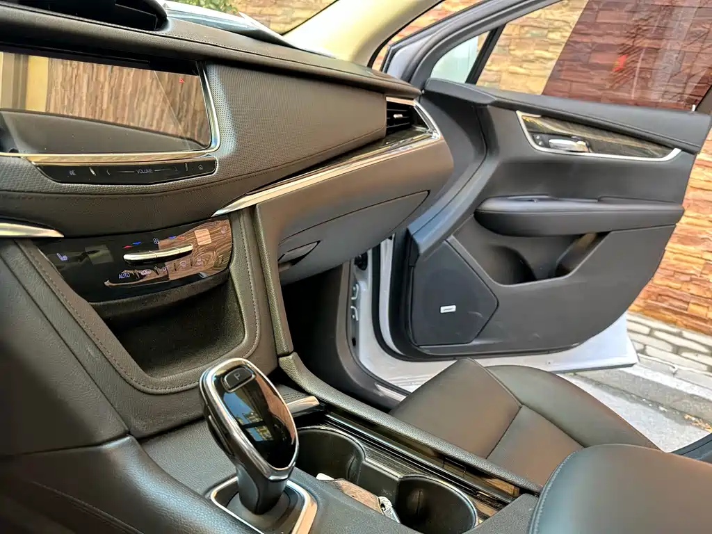 Cadillac XT5 — миниатюра 6