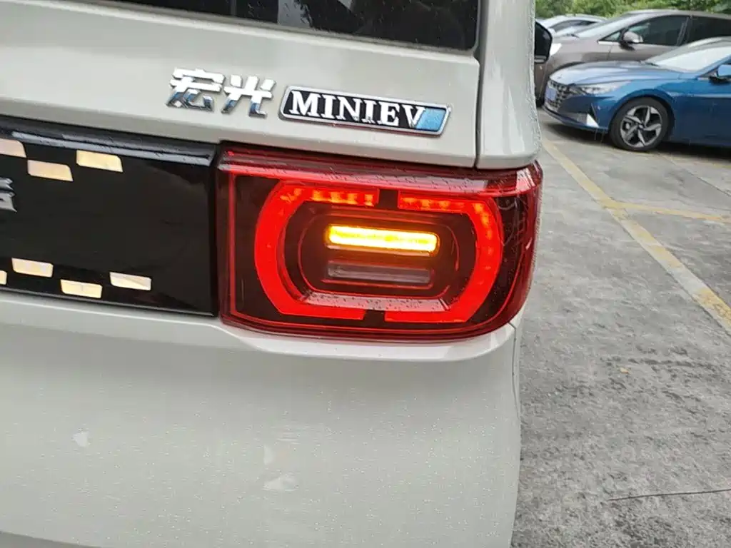 Wuling MINIEV — миниатюра 8