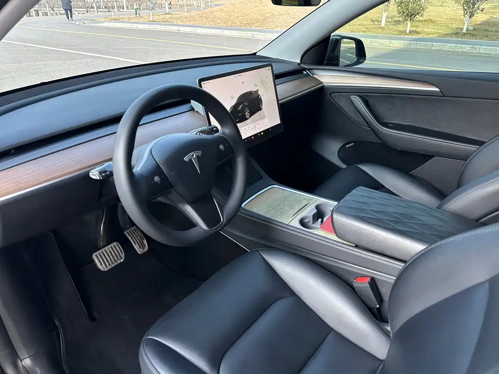 TESLA MODEL Y